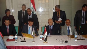 Iraqi, BP and CNPC officials signing the contract for the Rumaila oil field development deal. (STAFF/Iraq Oil Report)