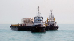 Tugboats position an SPM pump in the north Arabian Gulf as Iraq expands its export capacity. (ALI ABU IRAQ/Iraq Oil Report)
