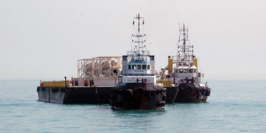 Tugboats position an SPM pump in the north Arabian Gulf as Iraq expands its export capacity. (ALI ABU IRAQ/Iraq Oil Report)